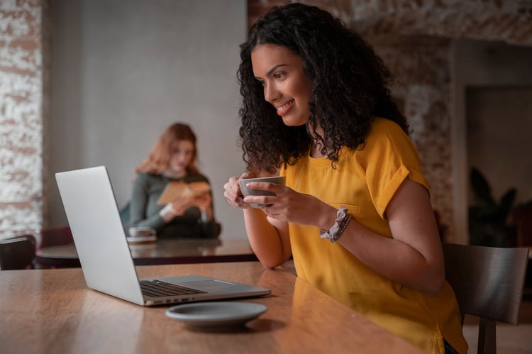 medium-shot-women-with-laptop-coffee-shop medium-shot-women-with-laptop-coffee-shop